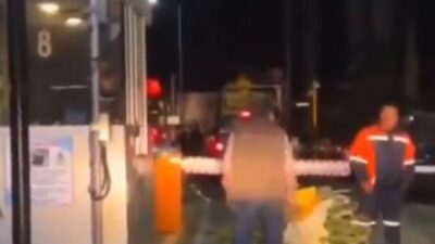 VIDEO: Empleados de caseta cobran peaje a señores con diablitos y triciclos en Edomex