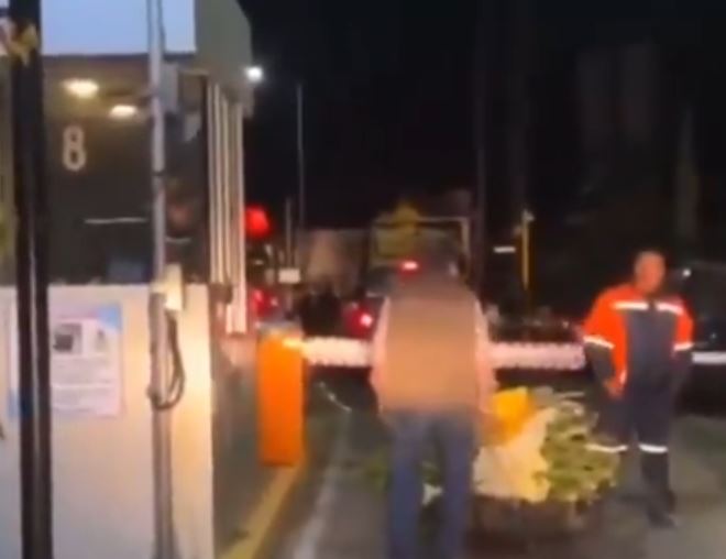 VIDEO: Empleados de caseta cobran peaje a señores con diablitos y triciclos en Edomex