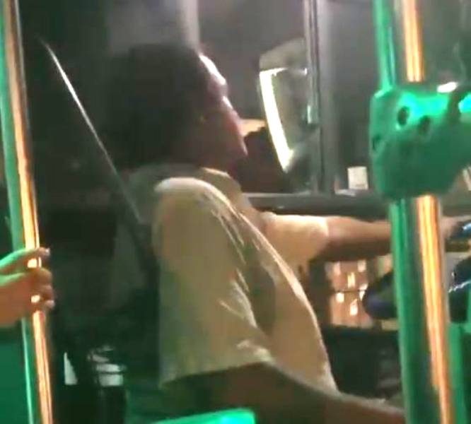 VIDEO: Graban a chofer de camión ‘todo trabado’ y a toda velocidad