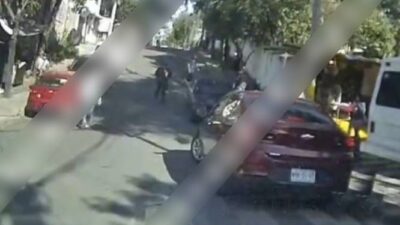 VIDEO: Chofer de transporte escolar iba armado y dispara frente a niños