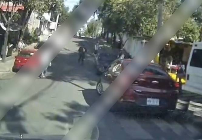 VIDEO: Chofer de transporte escolar iba armado y dispara frente a niños