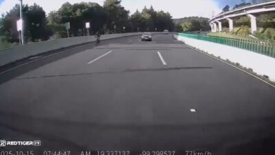 VIDEO: ‘Cuando no te toca; ciclista cae en la autopista y queda a nada de morir