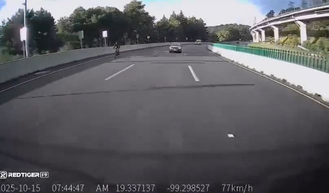 VIDEO: ‘Cuando no te toca; ciclista cae en la autopista y queda a nada de morir