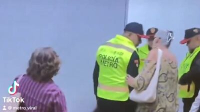 VIDEO: ‘¡No lo golpeen!’; policías del Metro agreden a usuario invidente porque no se recorría