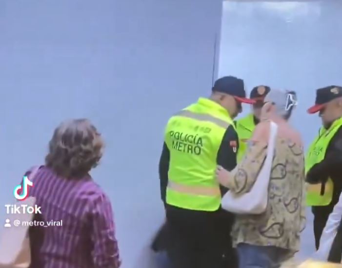 VIDEO: ‘¡No lo golpeen!’; policías del Metro agreden a usuario invidente porque no se recorría