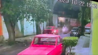 VIDEO: Robo exprés; criminales prenden una moto en segundos y se la llevan