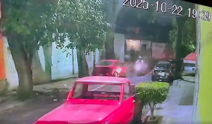 VIDEO: Robo exprés; criminales prenden una moto en segundos y se la llevan