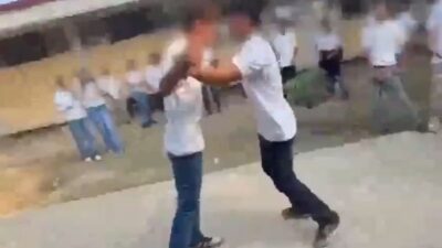 VIDEO: Chavitos de secundaria pelean; uno convulsiona y queda grave