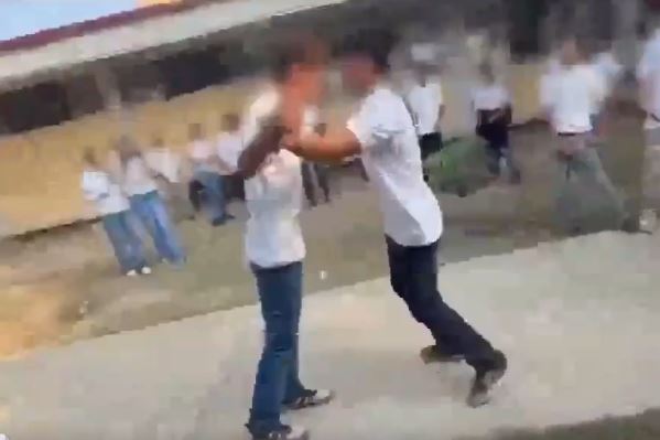 VIDEO: Chavitos de secundaria pelean; uno convulsiona y queda grave