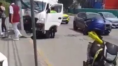 VIDEOS: Chofer de combi llevaba estudiantes y se estrella contra un poste