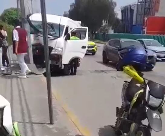 VIDEOS: Chofer de combi llevaba estudiantes y se estrella contra un poste