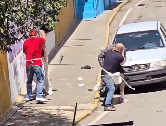 VIDEO: Dos carniceros golpeaban a una mujer hasta que un joven la defendió