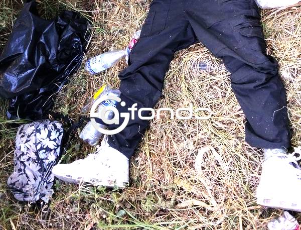 MISTERIO: Él estaba solo junto a las vías y quedó muerto entre la maleza