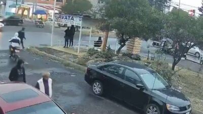 VIDEO: ‘¡Bájate!’; criminal roba auto a un abuelo, choca al arrancar y huye