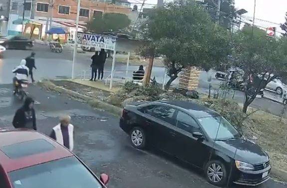 VIDEO: ‘¡Bájate!’; criminal roba auto a un abuelo, choca al arrancar y huye