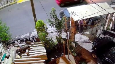 VIDEO: Pareja salva a su perrito cuando asaltantes les quitaban su auto