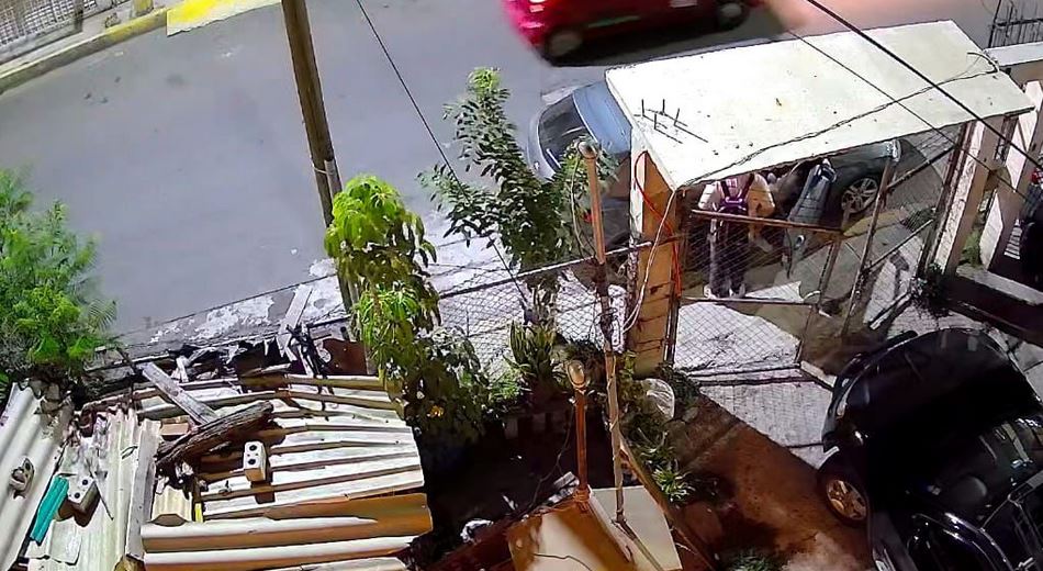VIDEO: Pareja salva a su perrito cuando asaltantes les quitaban su auto