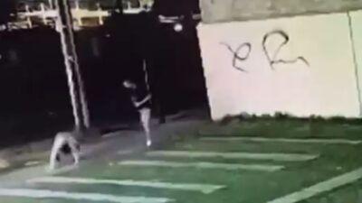 VIDEO: ‘¡Estoy embarazada!’; borracho tira y arrastra a su pareja en un estacionamiento