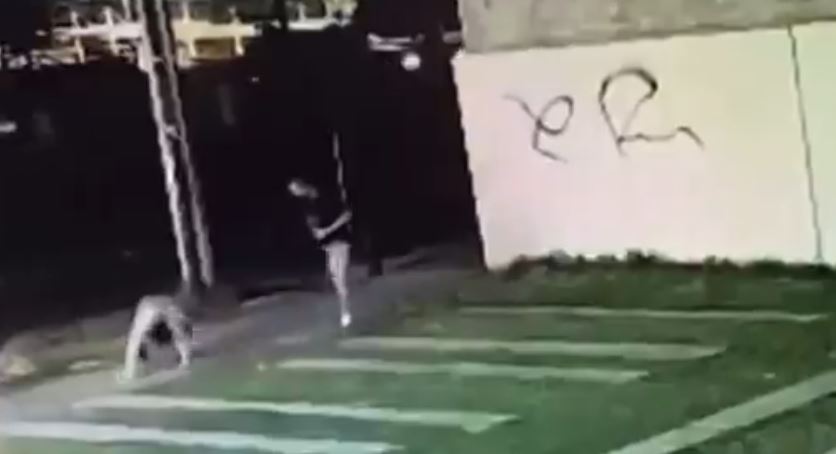 VIDEO: ‘¡Estoy embarazada!’; borracho tira y arrastra a su pareja en un estacionamiento