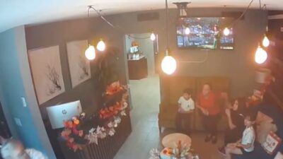 VIDEO: Familia con niños se refugia en un restaurante durante enfrentamiento armado