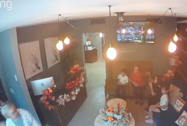 VIDEO: Familia con niños se refugia en un restaurante durante enfrentamiento armado
