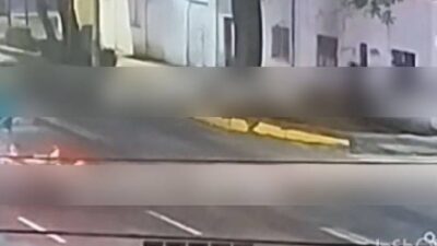 VIDEO: Feminicida con túnica negra acabó con una joven en la calle; difunden imágenes