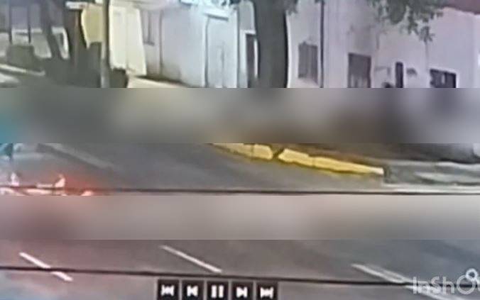 VIDEO: Feminicida con túnica negra acabó con una joven en la calle; difunden imágenes