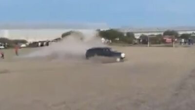 VIDEO: Conductor mete camioneta a una cancha de futbol y arrolla a varias personas; hay un muerto