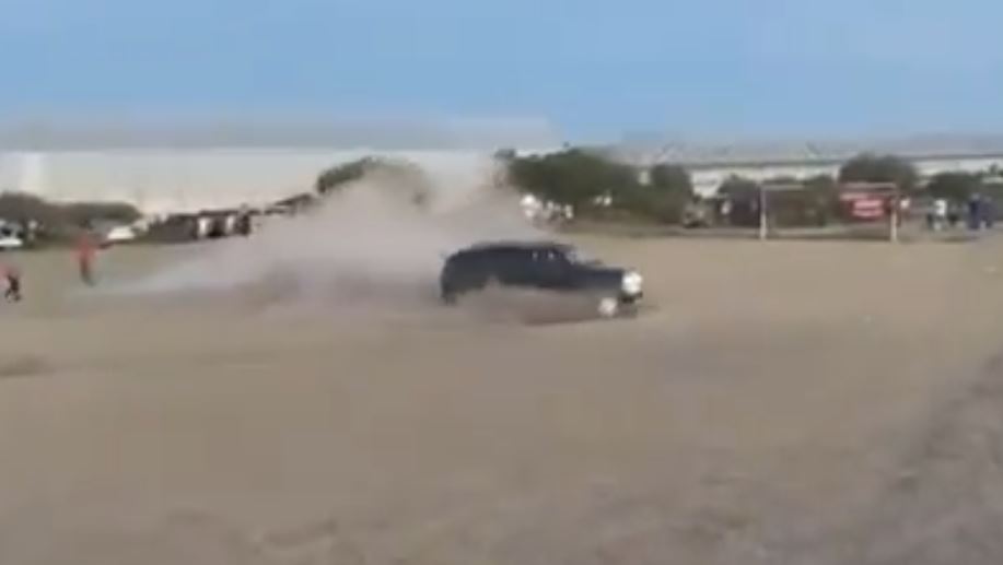 VIDEO: Conductor mete camioneta a una cancha de futbol y arrolla a varias personas; hay un muerto