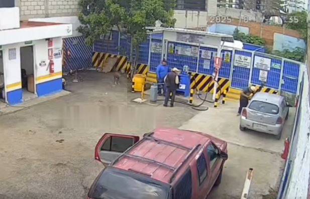 VIDEO: Asaltantes siguen a víctima hasta una gasera y le quitan 50 mil pesos