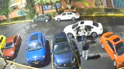 VIDEO: Vecino encara a ladrones de autopartes y los hace huir