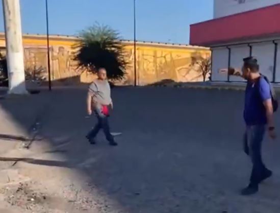 VIDEO: ‘¡Venga, venga!’; señor buscaba pelea y terminó inconsciente de un rocazo