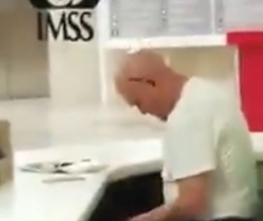 VIDEO: Entregan cartera perdida a empleado del IMSS y se roba el dinero
