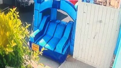 VIDEO: Conductor a toda velocidad se lleva inflable que estaba a media calle