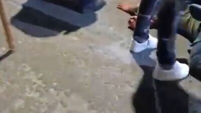 VIDEOS. ‘¡Échenles gasolina!’; vecinos casi linchan a ladrones que entraron a una primaria