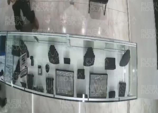VIDEO: Criminales usan arma de juguete para asaltar una joyería