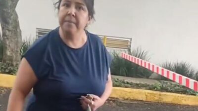 VIDEO: ‘¡Es satánico!’; señora fuera de sí protagoniza extraña escena en la calle