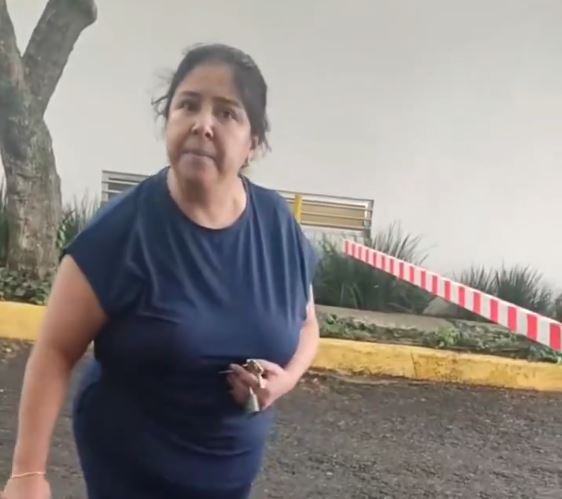 VIDEO: ‘¡Es satánico!’; señora fuera de sí protagoniza extraña escena en la calle