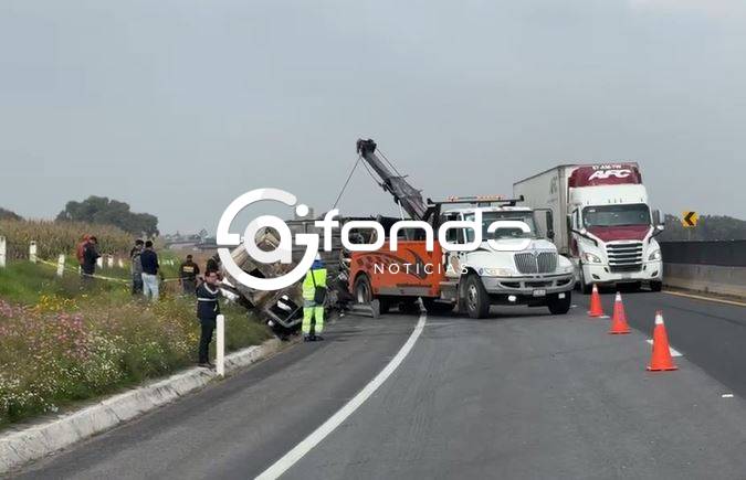 URGENTE: Conductor de camión pierde el control, queda atrapado y muere quemado