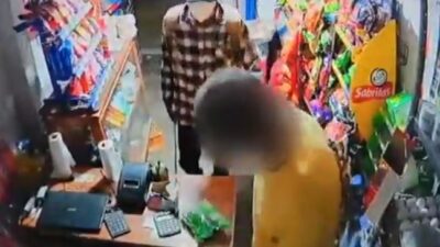VIDEO: Asaltante ataca a machetazos a un abuelo en su tiendita
