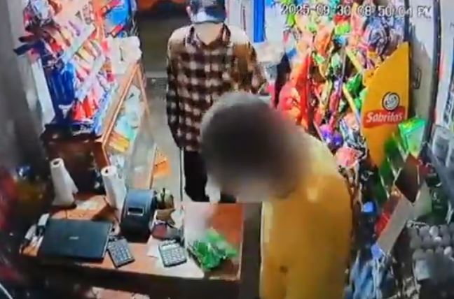 VIDEO: Asaltante ataca a machetazos a un abuelo en su tiendita