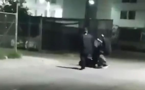 VIDEO: Joven corría por su vida, pero en ‘bola’ lo golpearon y machetearon