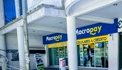 VIDEO: Asaltantes amarran a empleada de Macropay y se llevan más de 30 celulares