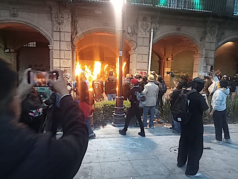VIDEO. Estallan violencia y saqueos durante la marcha por la Matanza de Tlatelolco