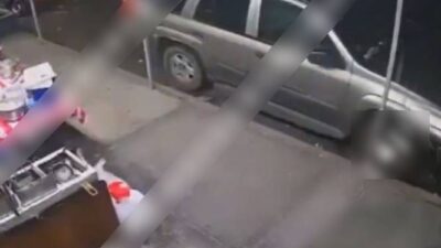 VIDEO: Difunden ejecución de presunto sicario en un puesto de micheladas
