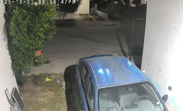 VIDEO: ‘¡Vecinos, ayuda!’; mujer golpeada por su pareja corre y grita por auxilio