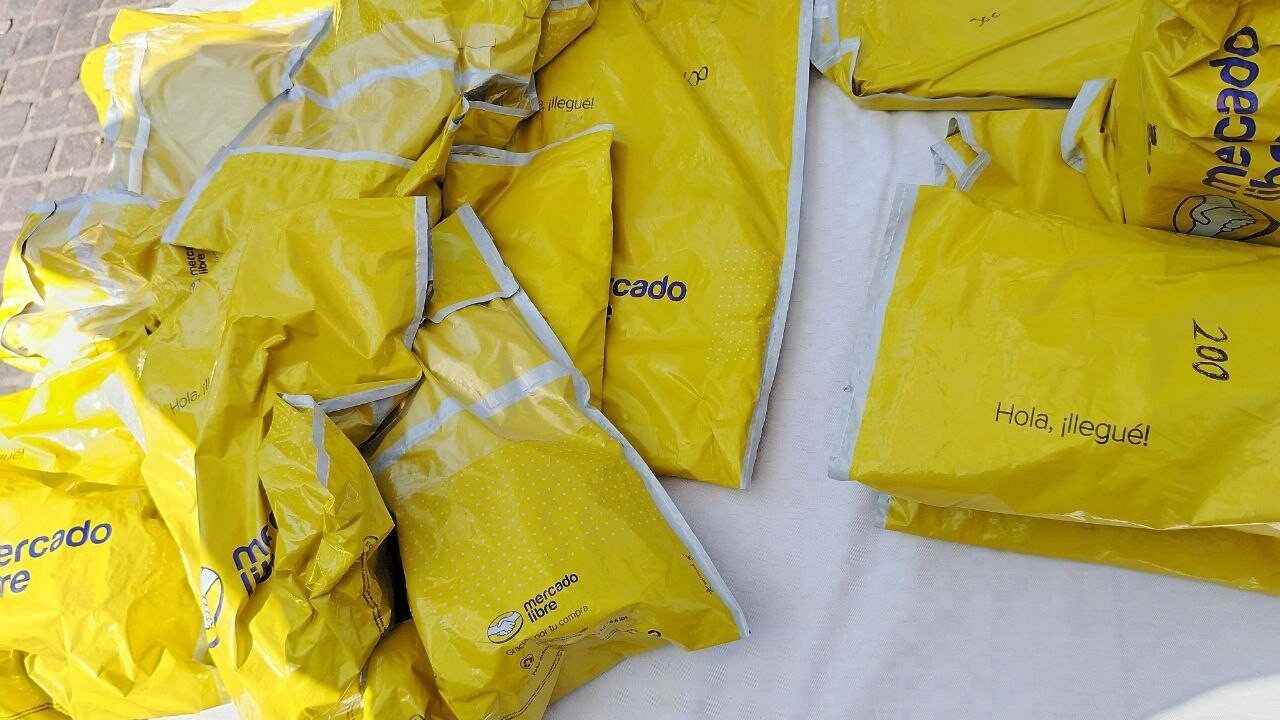 ESTAFA: Los ‘paquete sorpresa’, piratería barata envuelta en bolsas de Mercado Libre