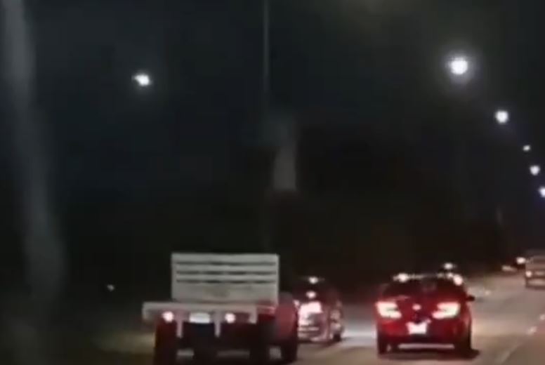 VIDEO: Conductor echaba ‘laminazos’ y cae de más de 20 metros de alto