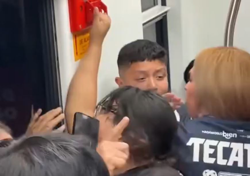 VIDEO: Fanáticos de ‘Rayados’ insultan y agreden a una jovencita en el Metro