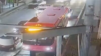 VIDEO: Sujeto fuera de sí prende fuego a una unidad del Mexibús